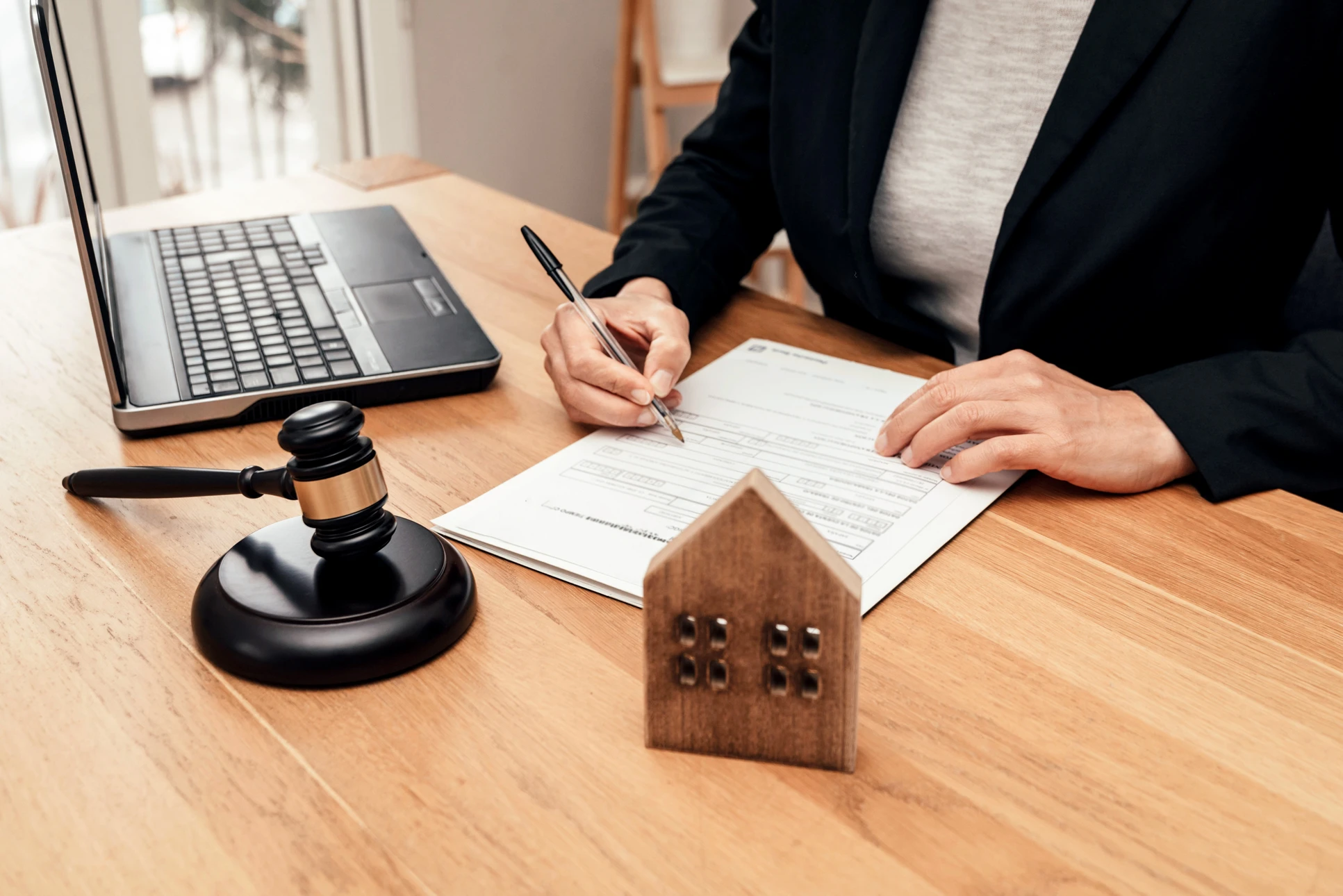 Une cliente heureuse signe un contrat de location ou d'achat qui lui est remis par un directeur de banque ou un agent immobilier