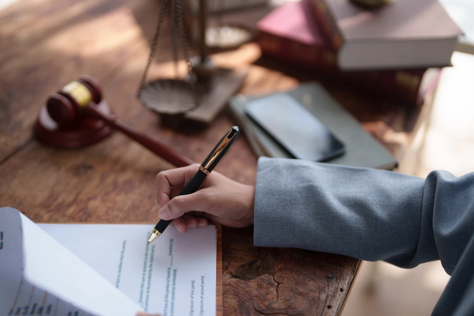 Les hommes d'affaires inquiets discutent avec un collègue ou un client mécontent des termes du contrat, un homme d'affaires fou inquiet discute avec un partenaire d'affaires mécontent de l'accord, réclamant de l'argent en retour
