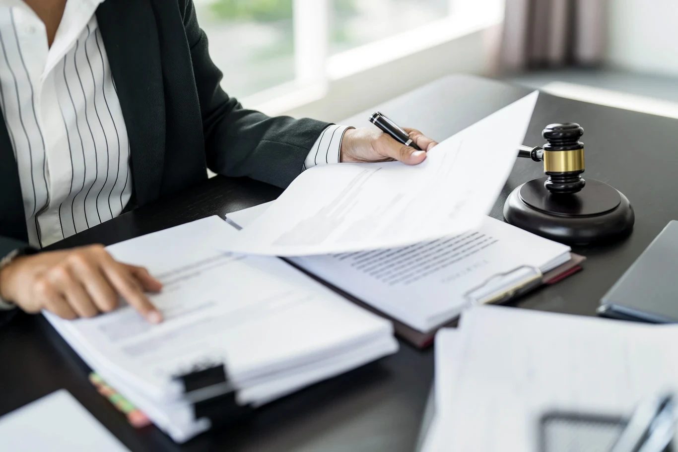 Avocat homme d'affaires travaillant avec le livre de droit dans le bureau ou la salle d'audience Conseiller juridique avec gavel et le droit juridique