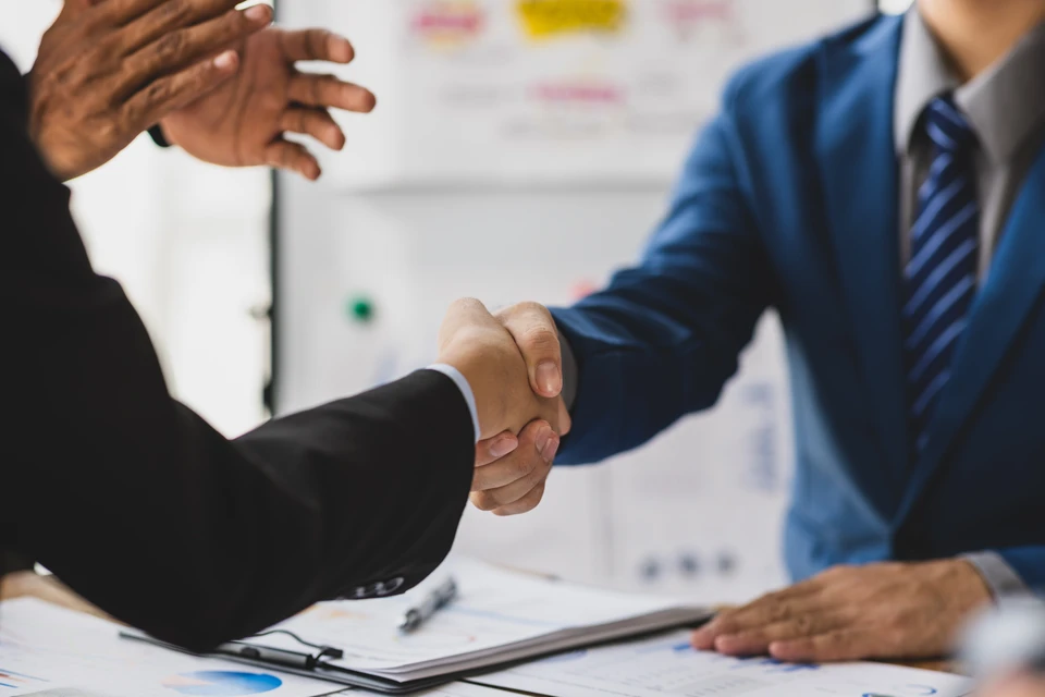 Réunion d'affaires dans bureau moderne avec trois professionnels